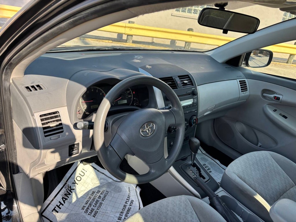Toyota Corolla Vehicle Full-screen Gallery Image 08