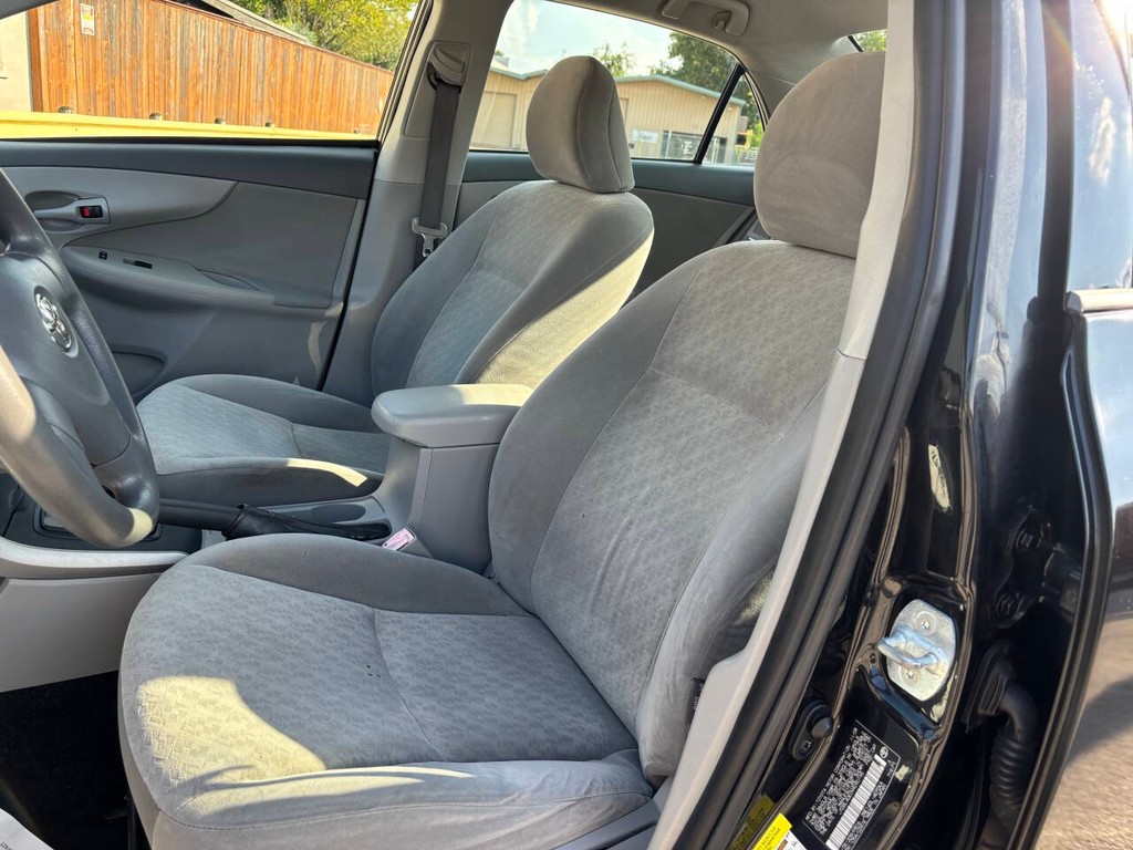 Toyota Corolla Vehicle Full-screen Gallery Image 09