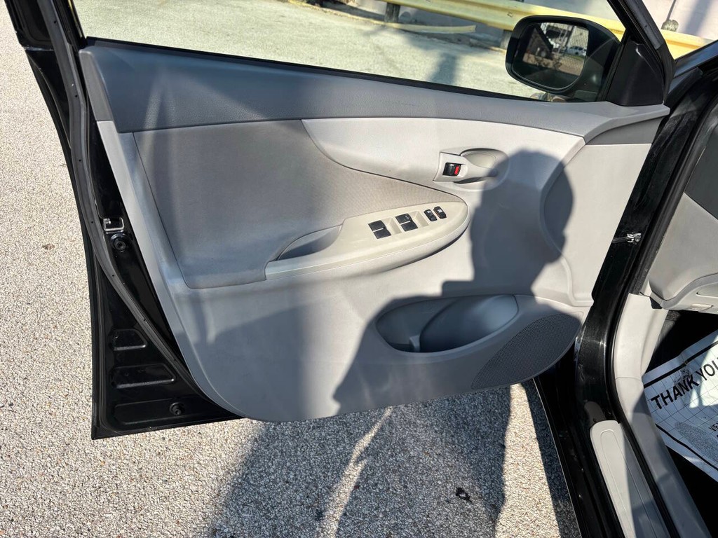 Toyota Corolla Vehicle Full-screen Gallery Image 10