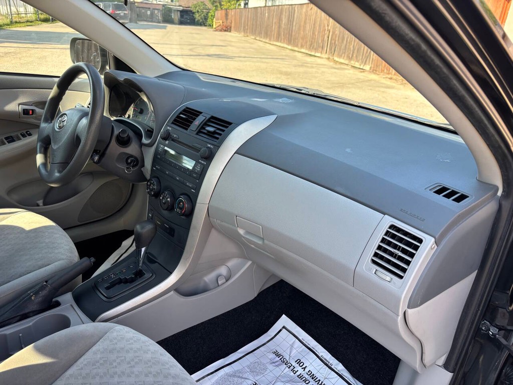 Toyota Corolla Vehicle Full-screen Gallery Image 11