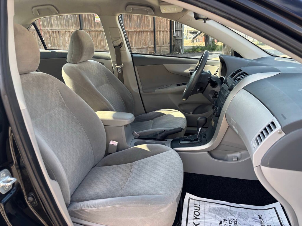 Toyota Corolla Vehicle Full-screen Gallery Image 12
