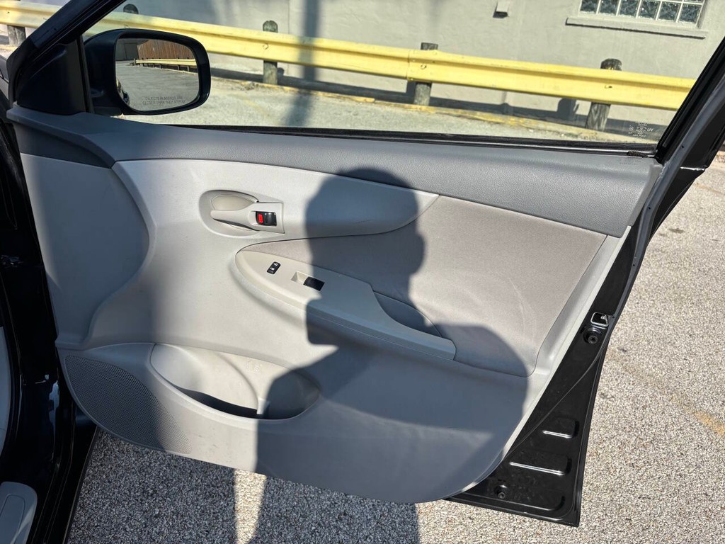 Toyota Corolla Vehicle Full-screen Gallery Image 13