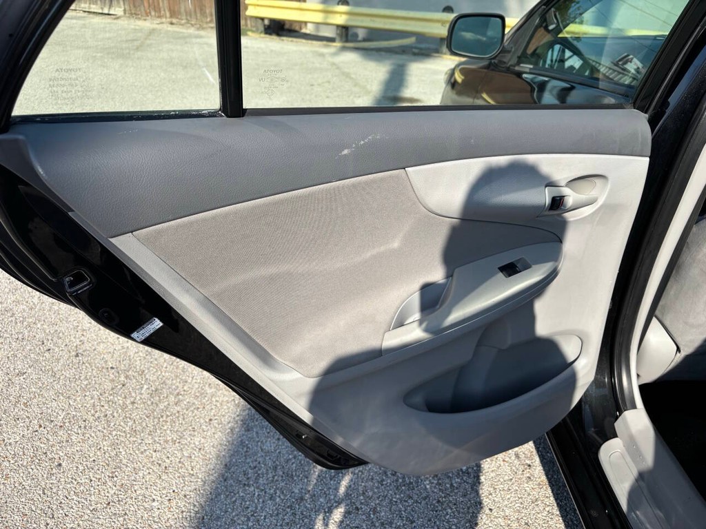 Toyota Corolla Vehicle Full-screen Gallery Image 15