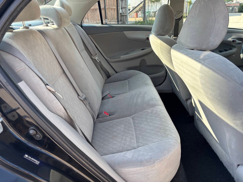 Toyota Corolla Vehicle Full-screen Gallery Image 16