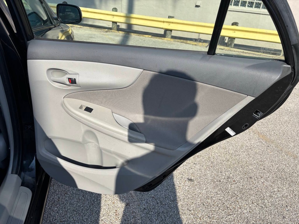 Toyota Corolla Vehicle Full-screen Gallery Image 17
