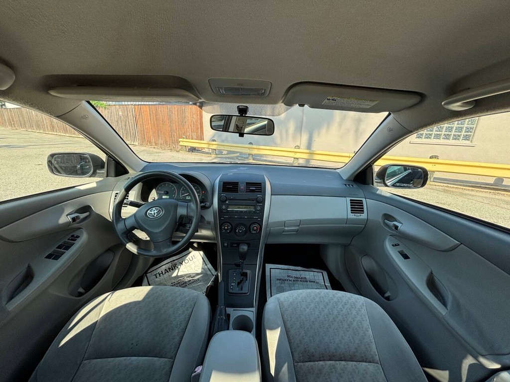 Toyota Corolla Vehicle Full-screen Gallery Image 18