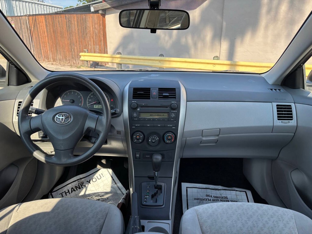 Toyota Corolla Vehicle Full-screen Gallery Image 19