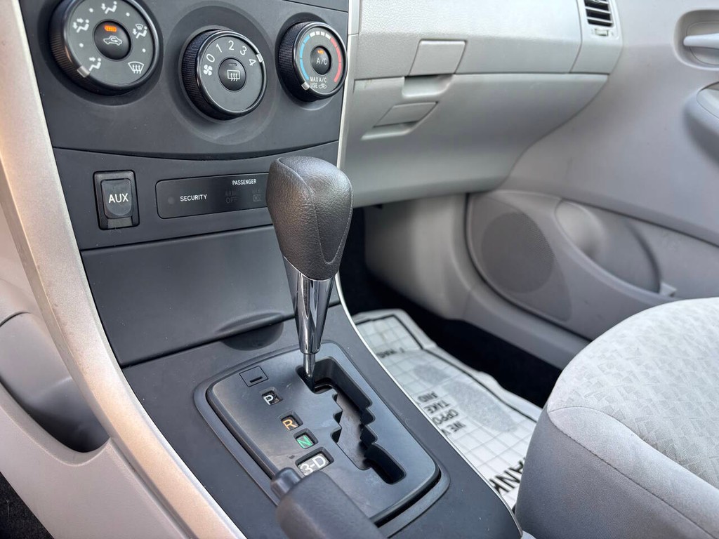 Toyota Corolla Vehicle Full-screen Gallery Image 21