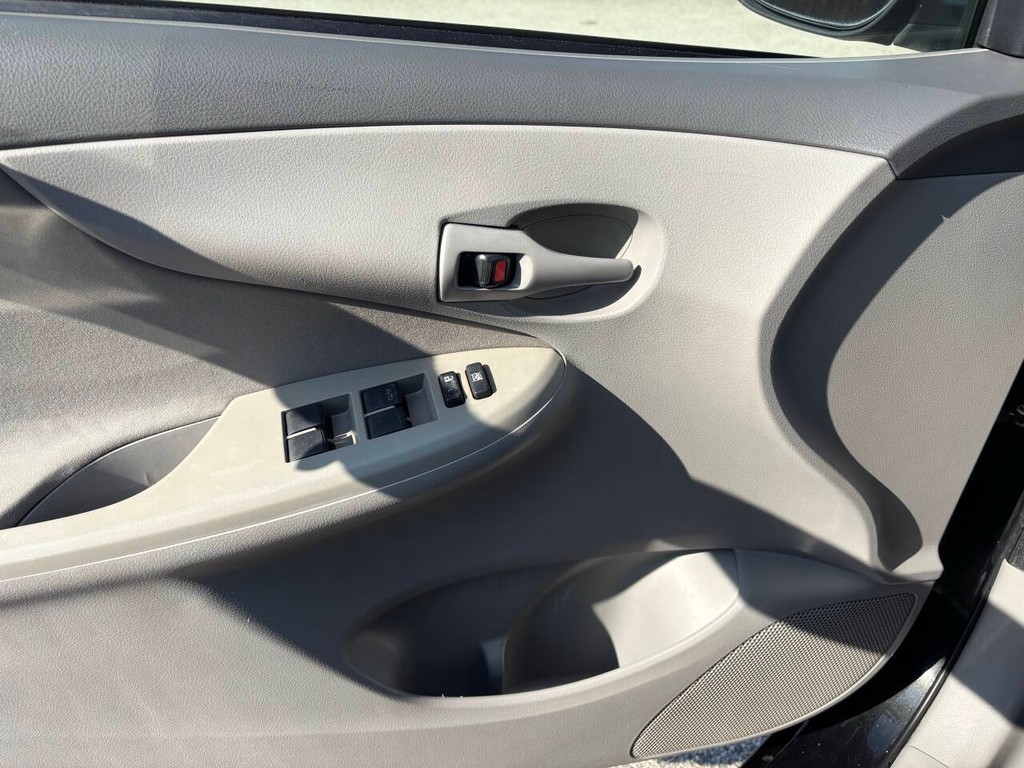 Toyota Corolla Vehicle Full-screen Gallery Image 23
