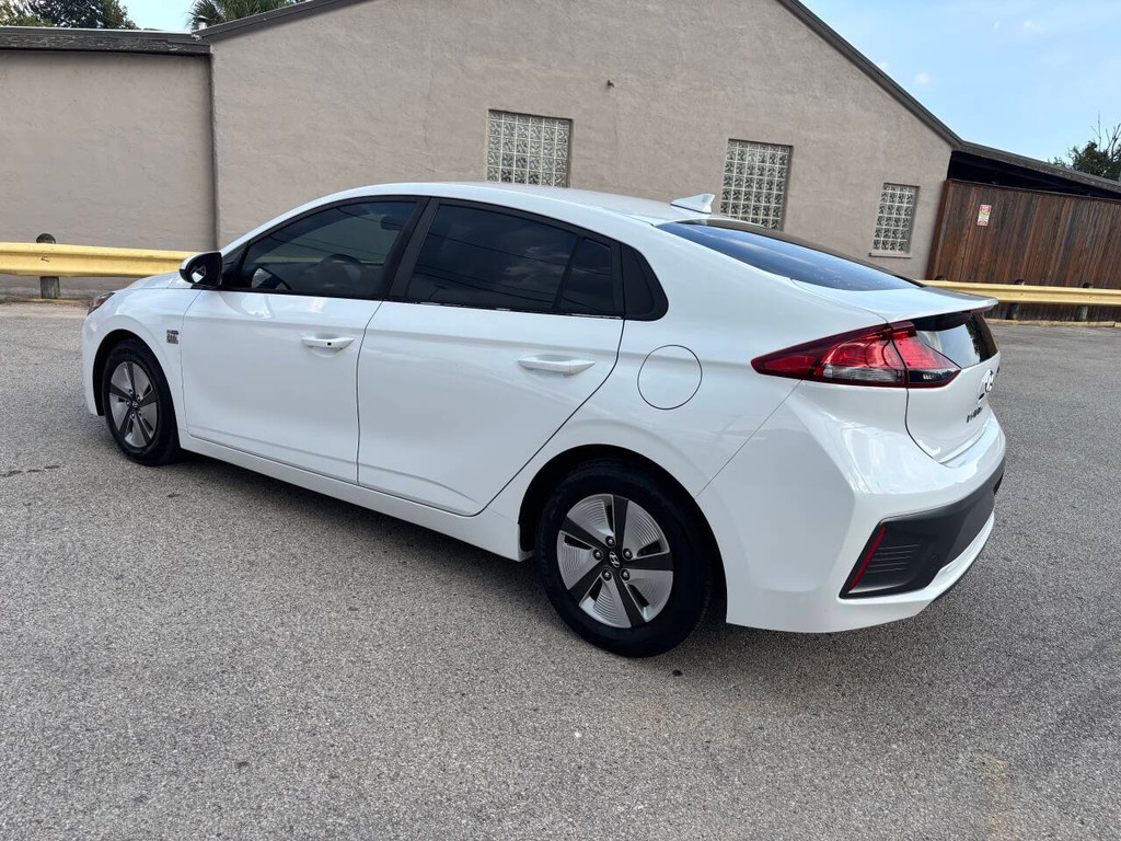 Hyundai Ioniq Hybrid Vehicle Full-screen Gallery Image 04