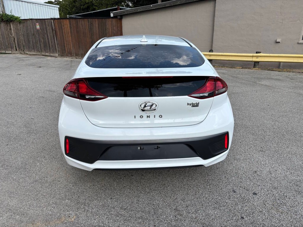 Hyundai Ioniq Hybrid Vehicle Full-screen Gallery Image 05