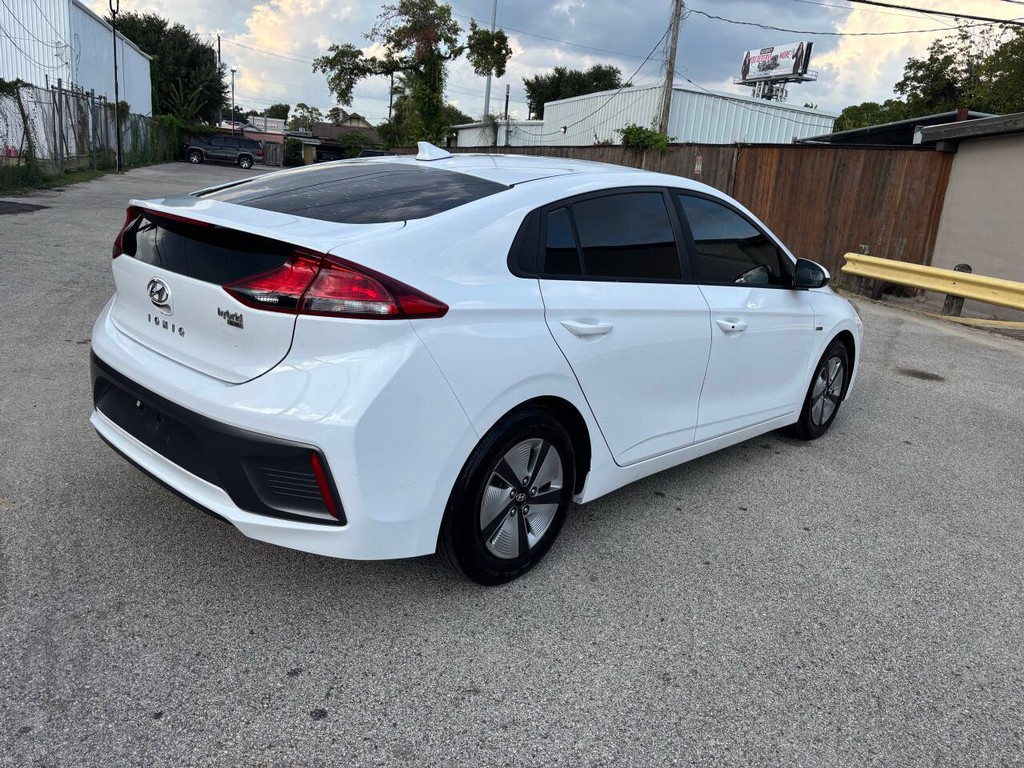 Hyundai Ioniq Hybrid Vehicle Full-screen Gallery Image 06