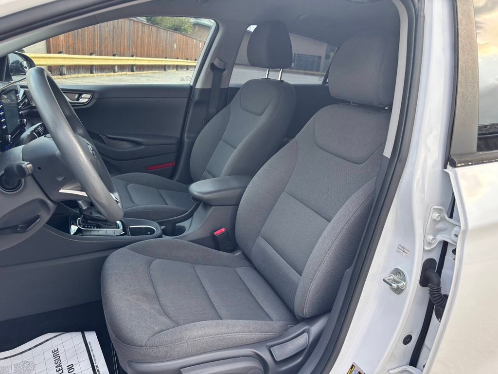 Hyundai Ioniq Hybrid Vehicle Full-screen Gallery Image 08