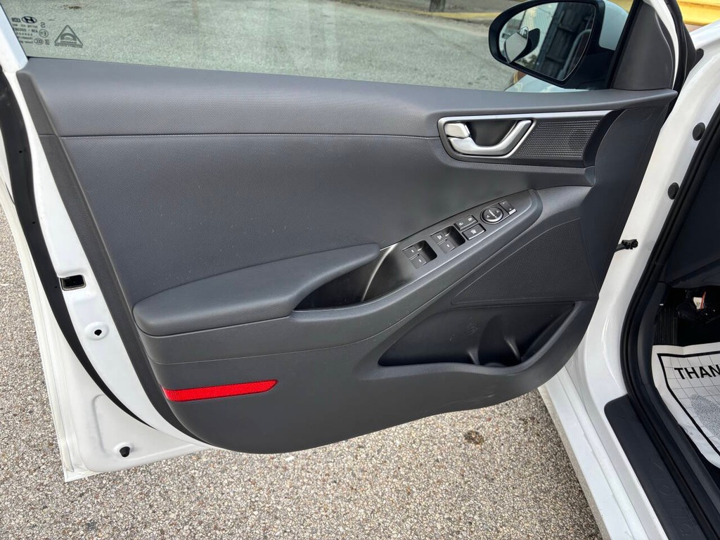 Hyundai Ioniq Hybrid Vehicle Full-screen Gallery Image 09