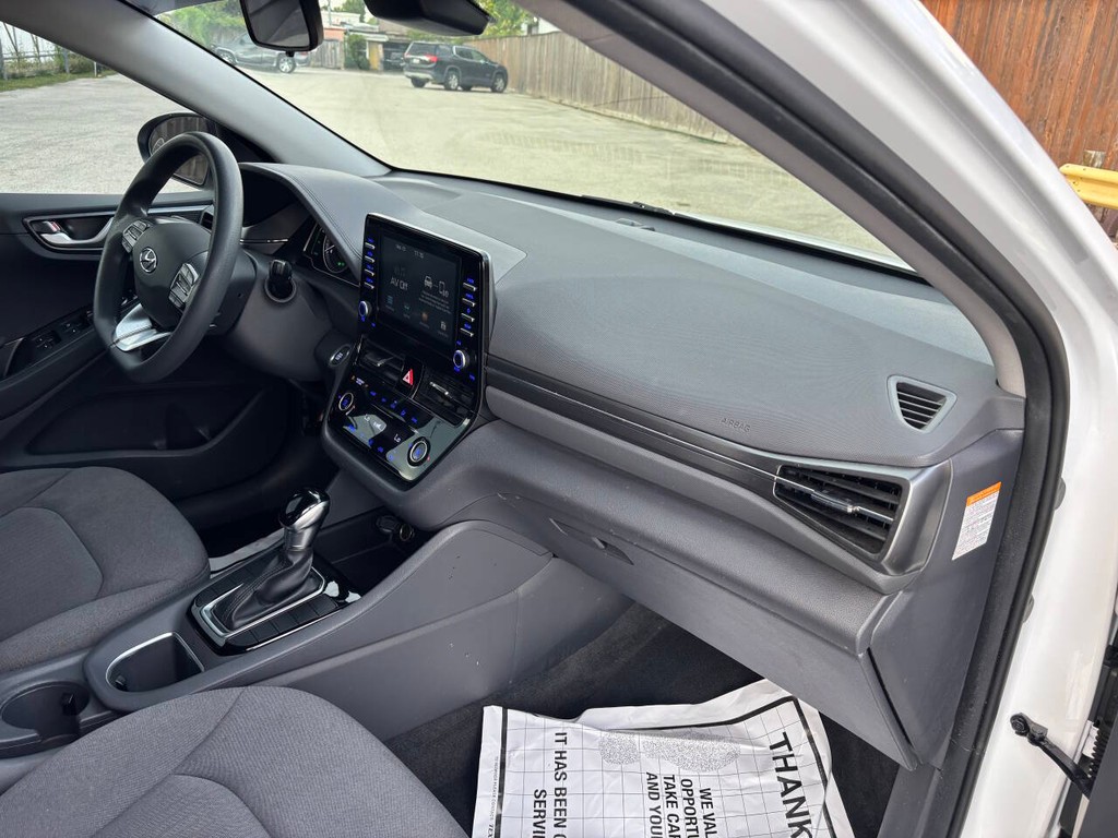 Hyundai Ioniq Hybrid Vehicle Full-screen Gallery Image 10