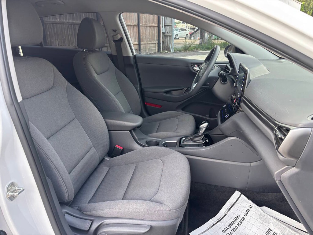 Hyundai Ioniq Hybrid Vehicle Full-screen Gallery Image 11