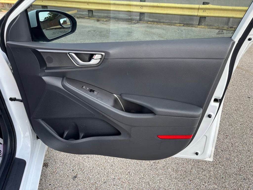 Hyundai Ioniq Hybrid Vehicle Full-screen Gallery Image 12