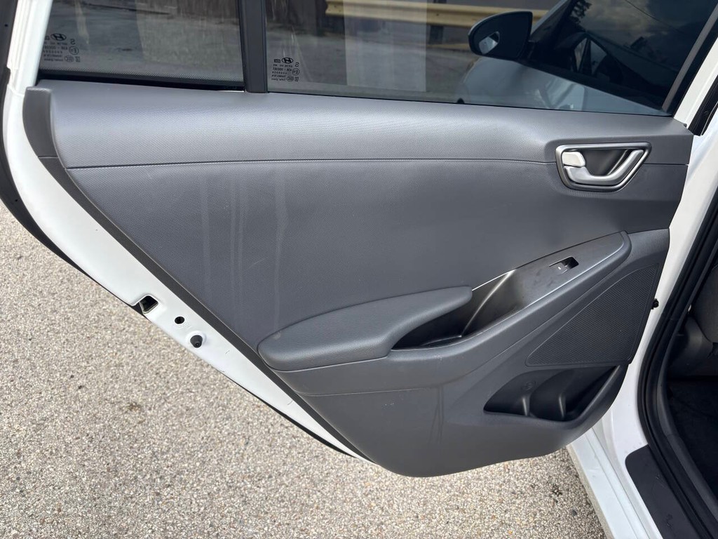 Hyundai Ioniq Hybrid Vehicle Full-screen Gallery Image 14