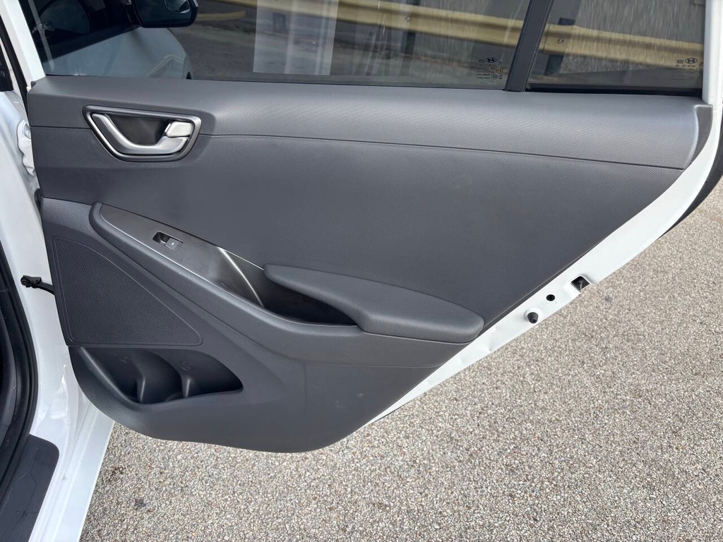 Hyundai Ioniq Hybrid Vehicle Full-screen Gallery Image 16