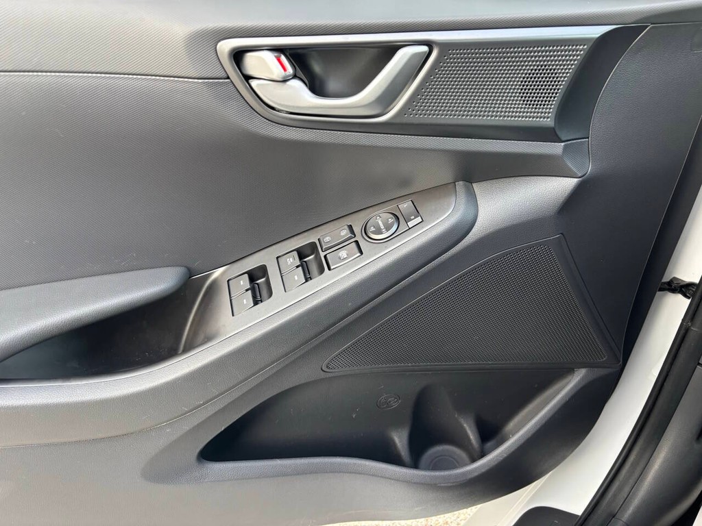 Hyundai Ioniq Hybrid Vehicle Full-screen Gallery Image 29