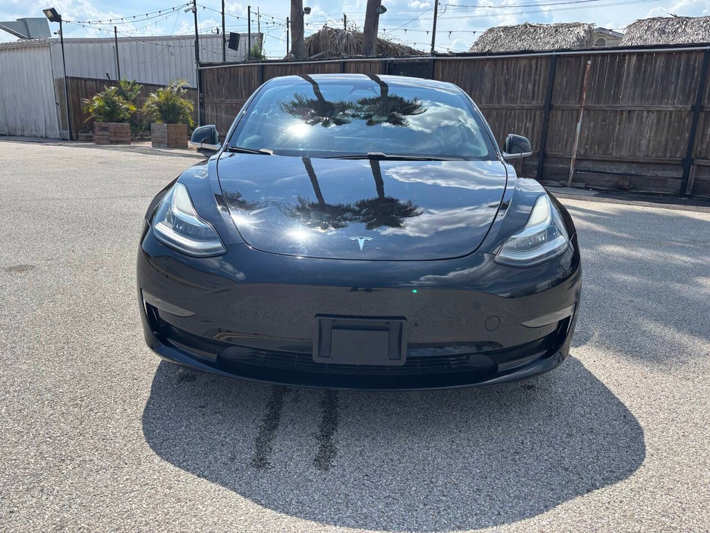 Tesla Model 3 Vehicle Full-screen Gallery Image 03