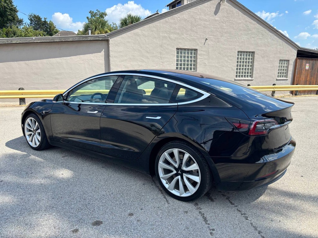 Tesla Model 3 Vehicle Full-screen Gallery Image 05