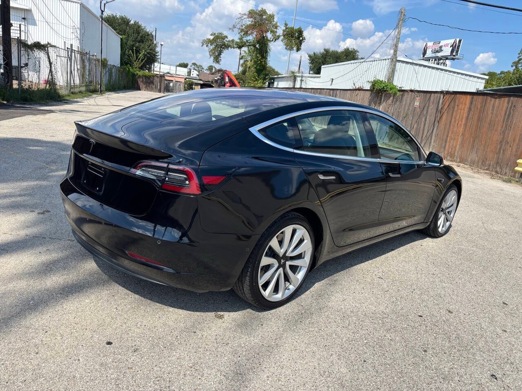 Tesla Model 3 Vehicle Full-screen Gallery Image 07