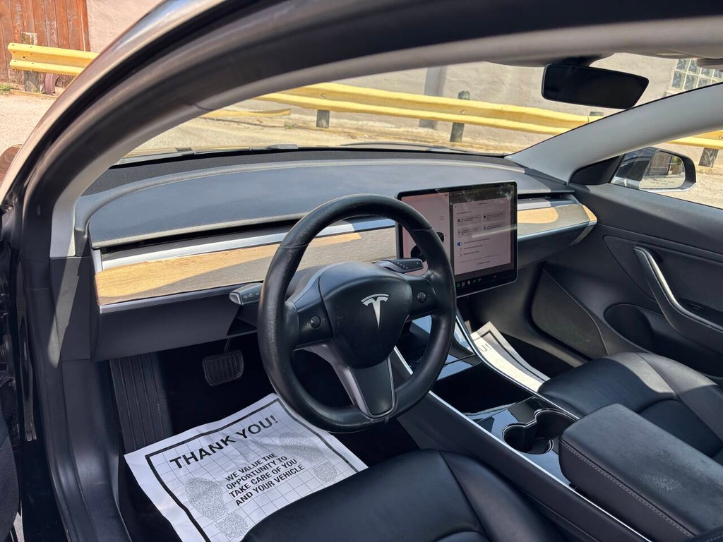 Tesla Model 3 Vehicle Full-screen Gallery Image 08