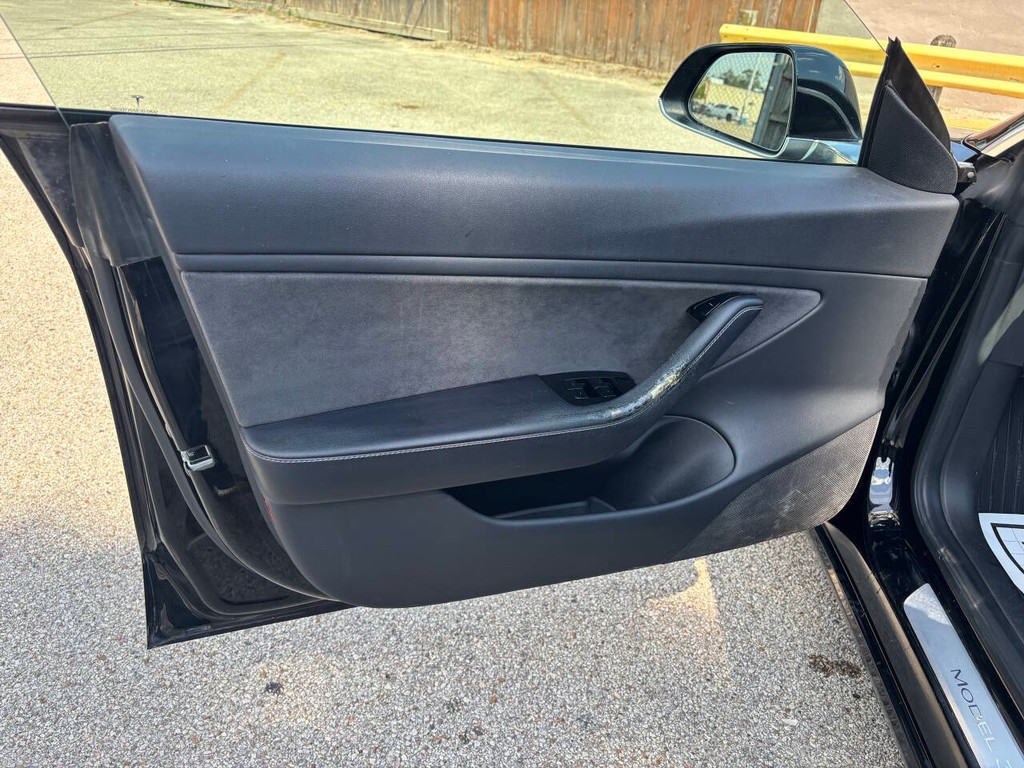 Tesla Model 3 Vehicle Full-screen Gallery Image 10