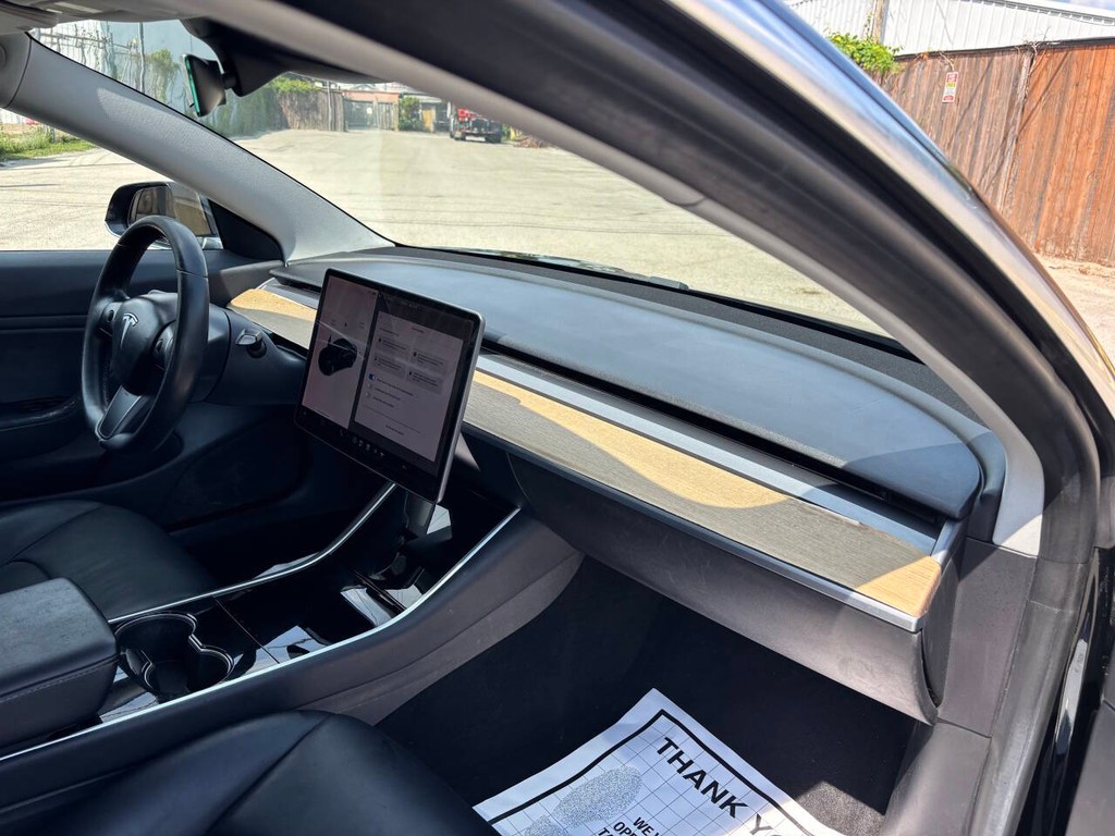 Tesla Model 3 Vehicle Full-screen Gallery Image 11