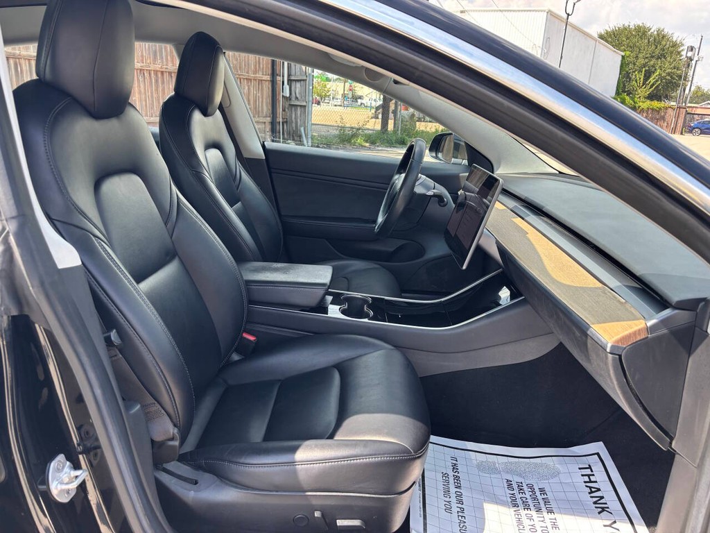 Tesla Model 3 Vehicle Full-screen Gallery Image 12