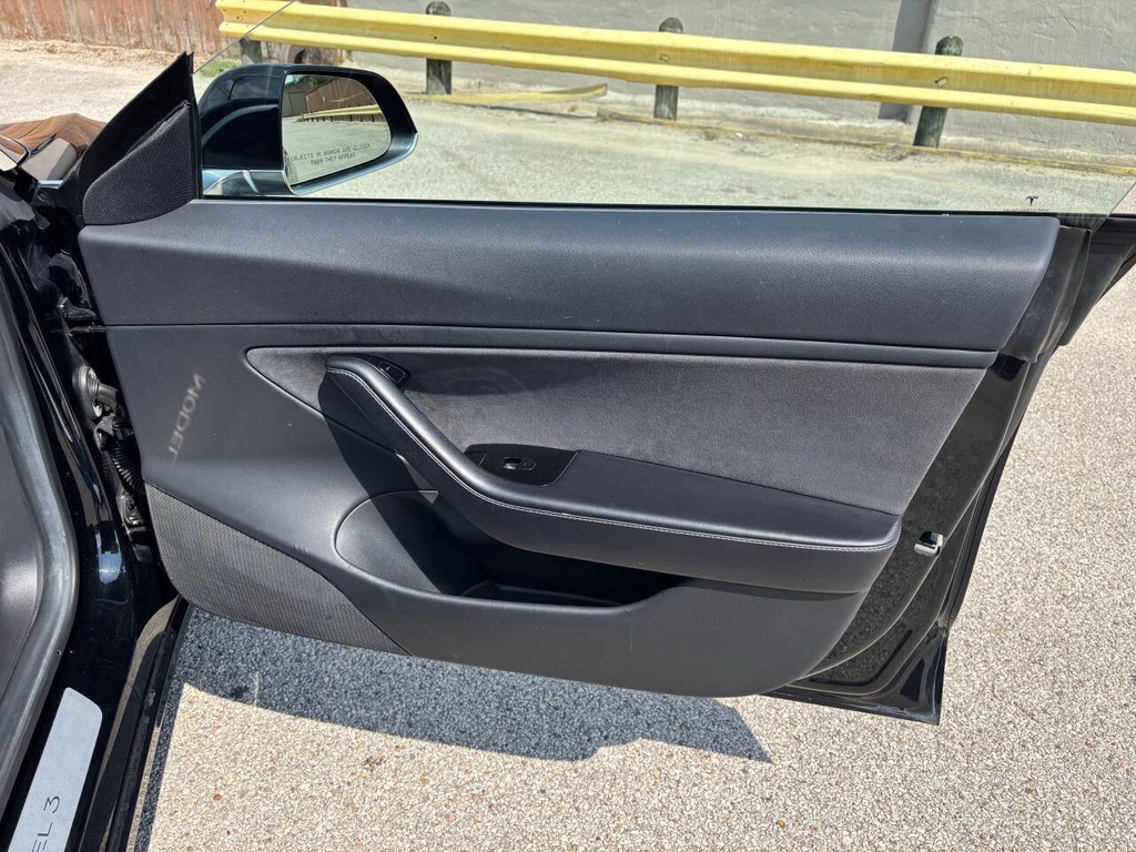 Tesla Model 3 Vehicle Full-screen Gallery Image 13