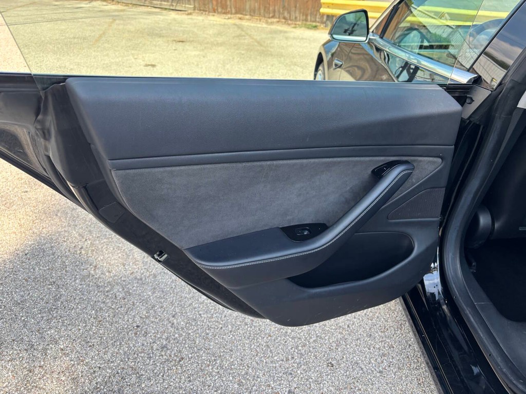Tesla Model 3 Vehicle Full-screen Gallery Image 15