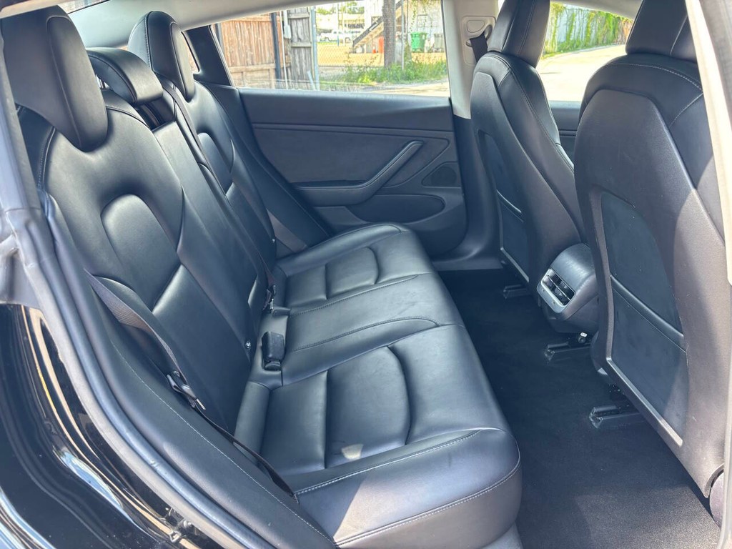 Tesla Model 3 Vehicle Full-screen Gallery Image 16
