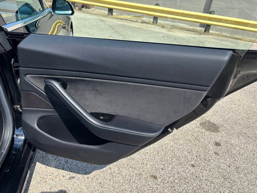 Tesla Model 3 Vehicle Full-screen Gallery Image 17