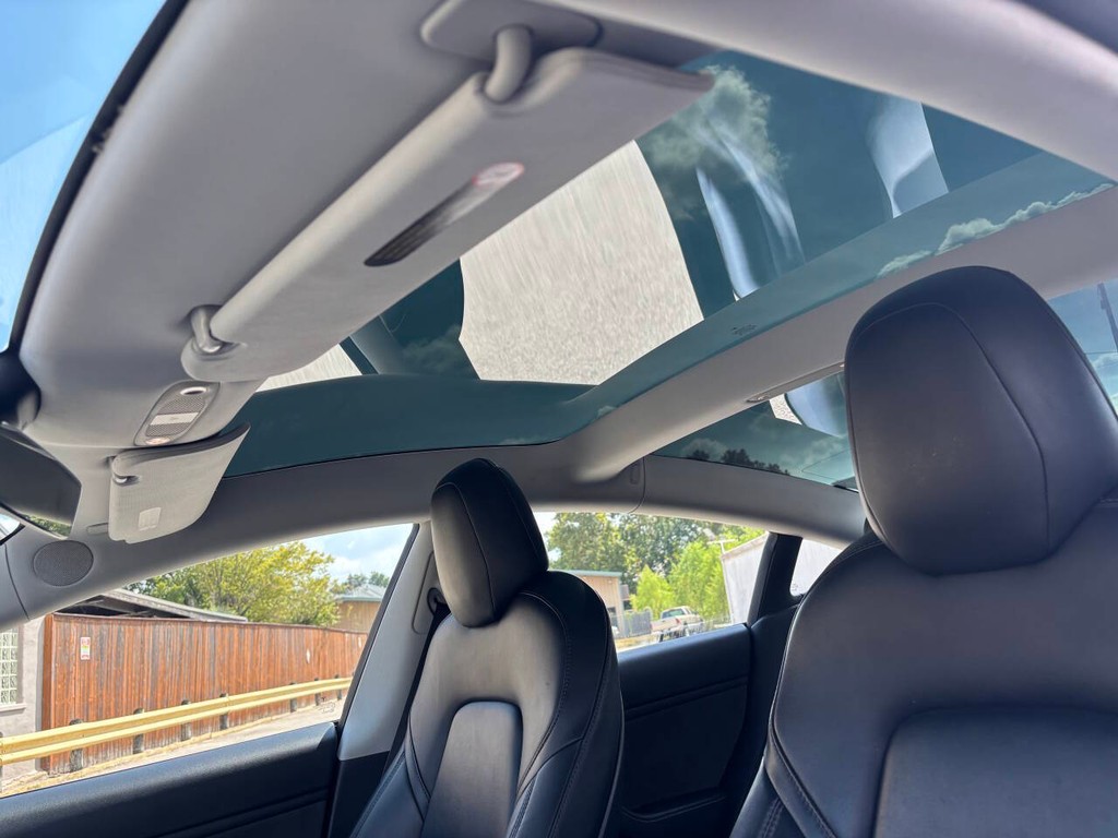 Tesla Model 3 Vehicle Full-screen Gallery Image 25