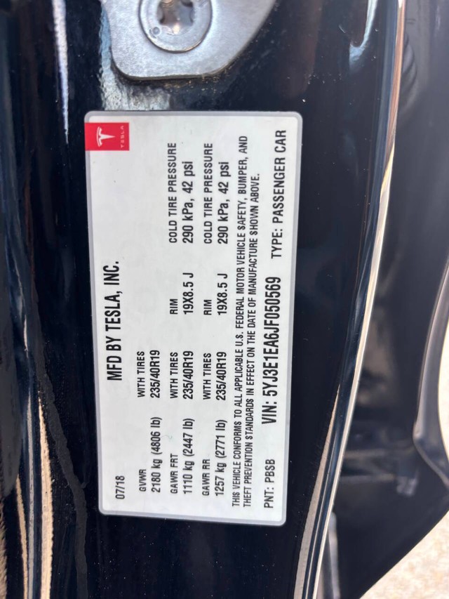 Tesla Model 3 Vehicle Full-screen Gallery Image 26