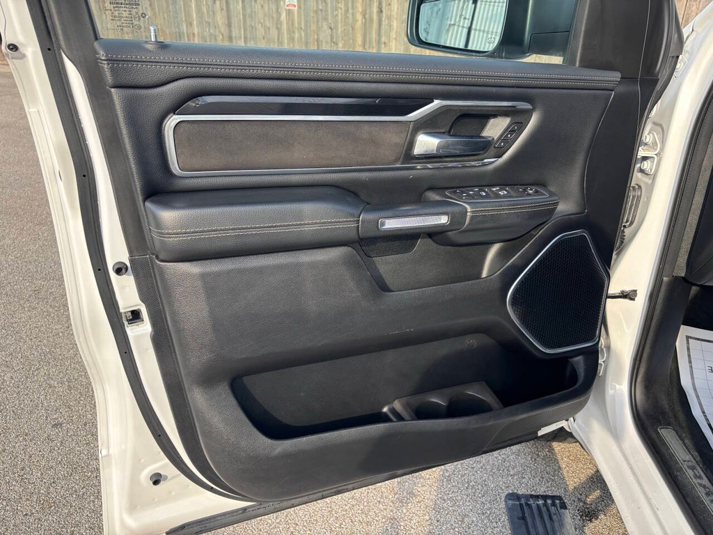 Ram 1500 Vehicle Full-screen Gallery Image 09