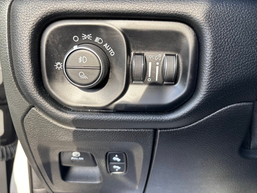 Ram 1500 Vehicle Full-screen Gallery Image 21