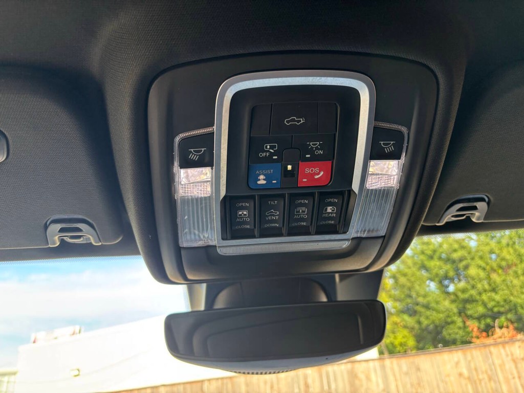 Ram 1500 Vehicle Full-screen Gallery Image 23