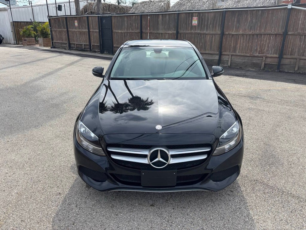 Mercedes-Benz C-Class Vehicle Full-screen Gallery Image 02