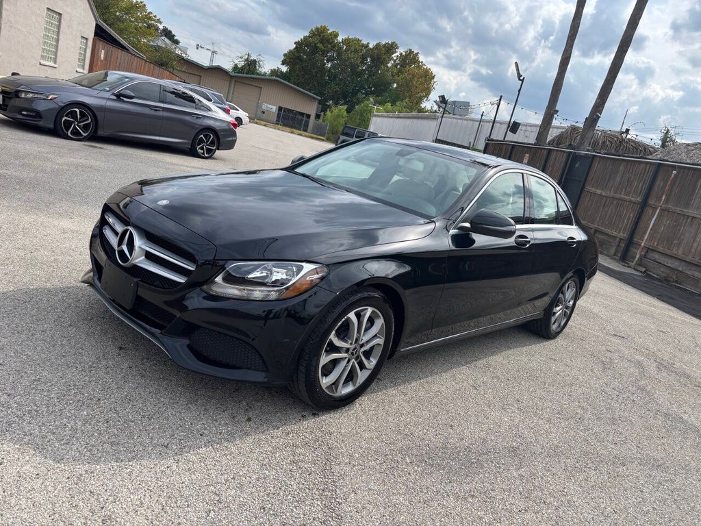 Mercedes-Benz C-Class Vehicle Full-screen Gallery Image 03