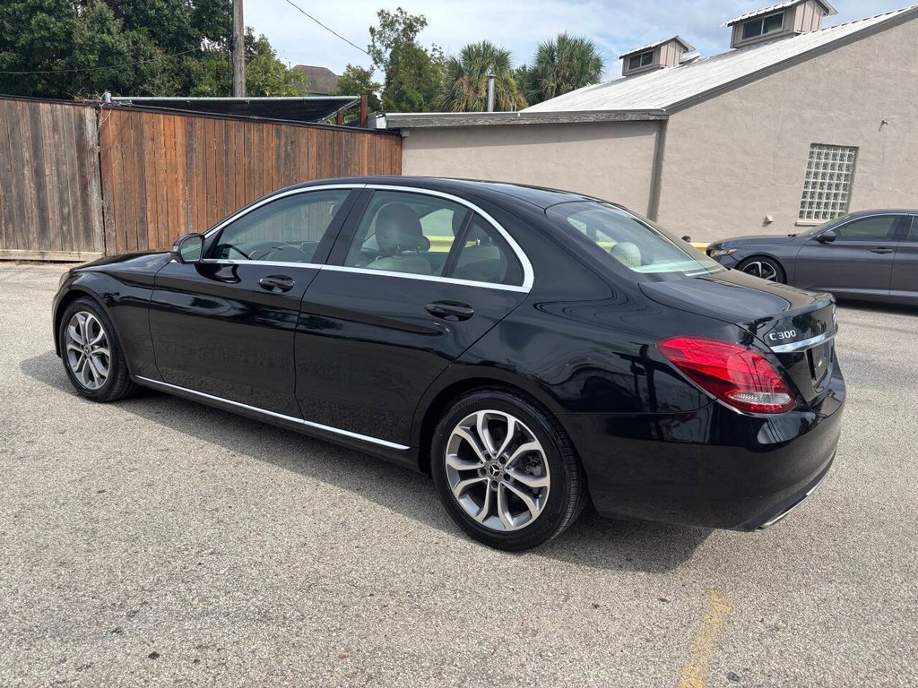 Mercedes-Benz C-Class Vehicle Full-screen Gallery Image 04