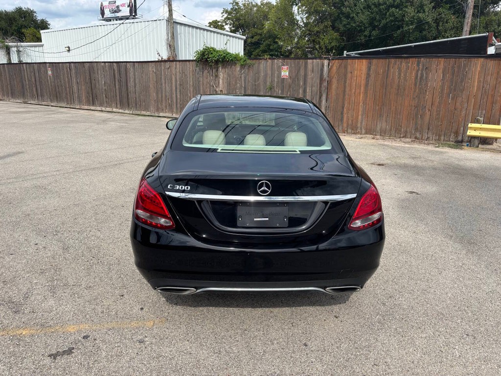 Mercedes-Benz C-Class Vehicle Full-screen Gallery Image 05