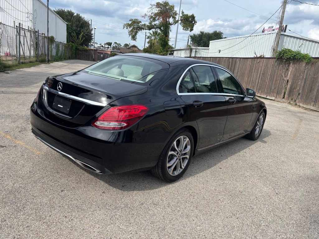 Mercedes-Benz C-Class Vehicle Full-screen Gallery Image 06