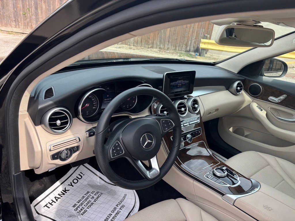 Mercedes-Benz C-Class Vehicle Full-screen Gallery Image 07
