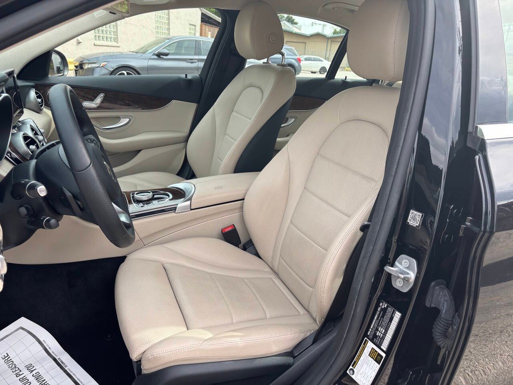 Mercedes-Benz C-Class Vehicle Full-screen Gallery Image 08