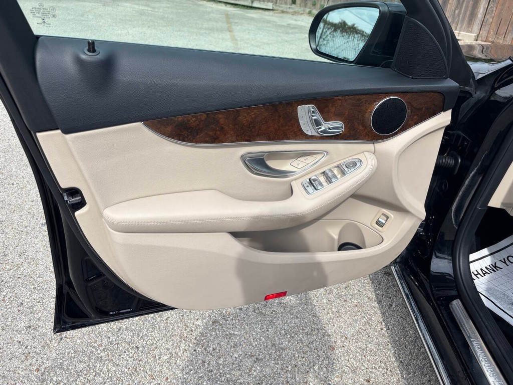 Mercedes-Benz C-Class Vehicle Full-screen Gallery Image 09