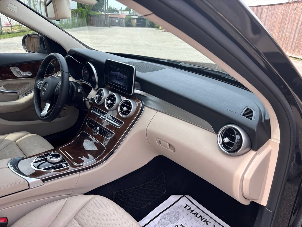 Mercedes-Benz C-Class Vehicle Full-screen Gallery Image 10