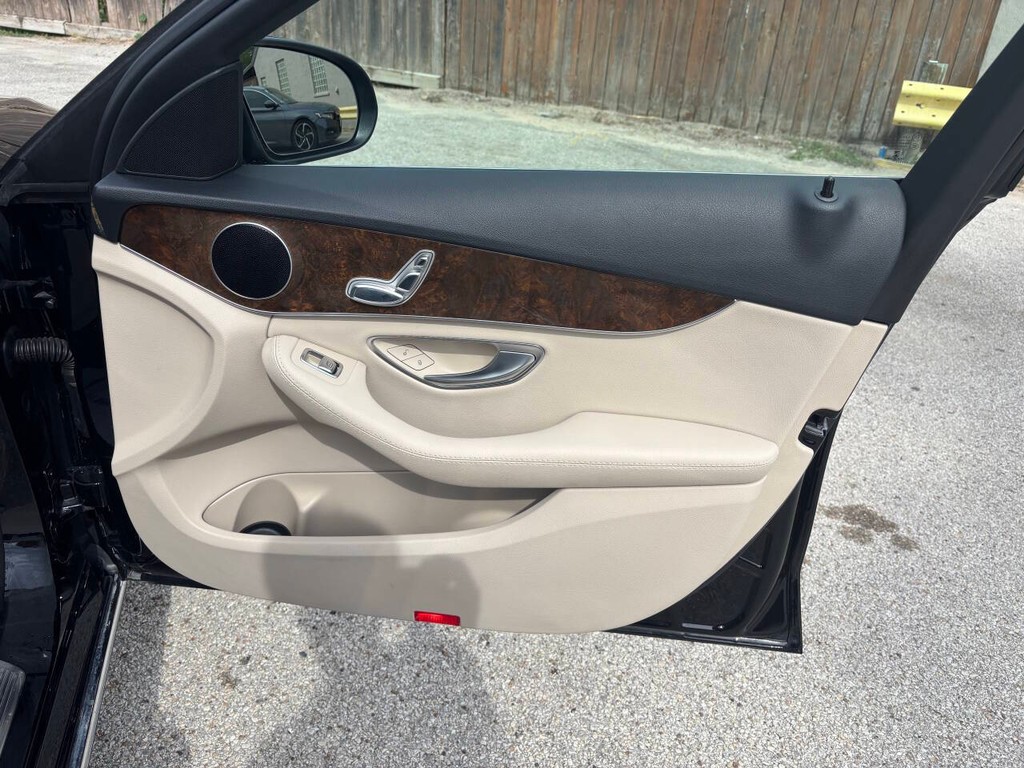 Mercedes-Benz C-Class Vehicle Full-screen Gallery Image 11
